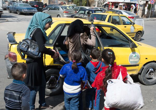 زنان و اطفال در یکی از سرک های شهر دمشق، سوریه - اسپوتنیک افغانستان  