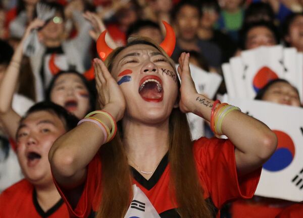 هواداران تیم ملی فوتبال کوریای جنوبی در جریان تماش مسابقه میان تیم ملی فوتبال آلمان و کوریای جنوبی در سئول - اسپوتنیک افغانستان  