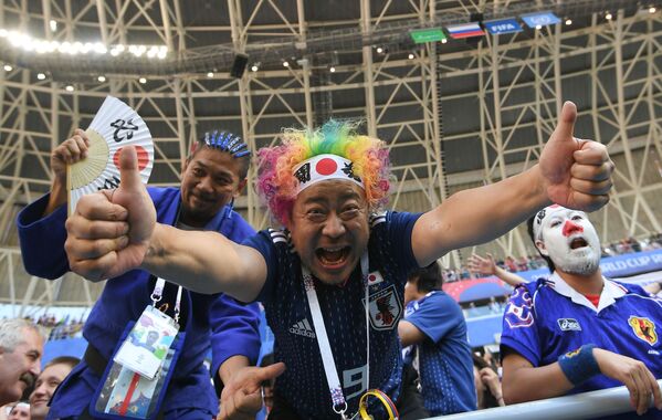 خوشحالی هواداران تیم ملی فوتبال جاپان پس از پیروزی تیم ملی کشور شان در مقابل کلمبیا - اسپوتنیک افغانستان  