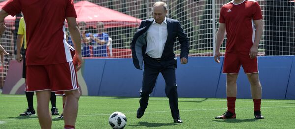 ولادیمیر پوتین در حال بازی فوتبال ولادیمیر پوتین در حال بازی فوتبال - اسپوتنیک افغانستان