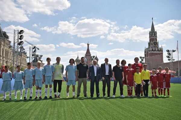 ولادیمیر پوتین رئیس جمهور روسیه به همراه  جانی اینفانتینو رئیس فدراسیون بین المللی فوتبال فیفا - اسپوتنیک افغانستان  
