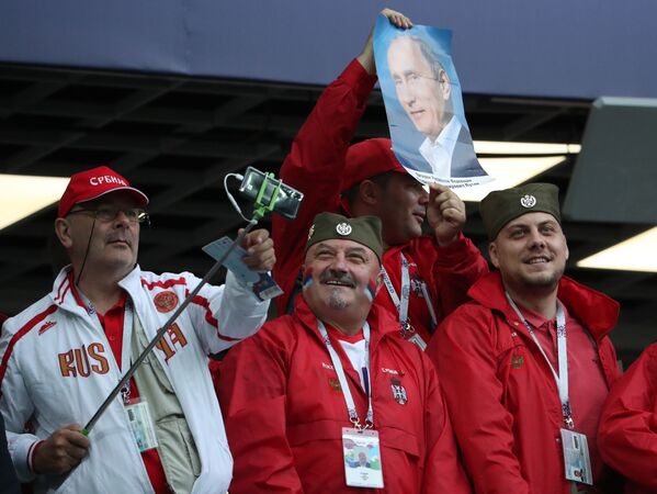 طرفدارن فوتبال صربستان در حالیکه علاقه خود را به پوتین نشان می دهند - اسپوتنیک افغانستان  