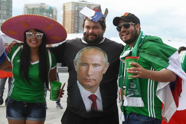 طرفداران فوتبال از مکسیکو و پوتین - اسپوتنیک افغانستان  