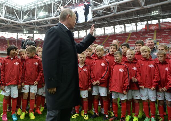 Президент России Владимир Путин с юными футболистами во время посещения стадиона Открытие Арена - اسپوتنیک افغانستان  