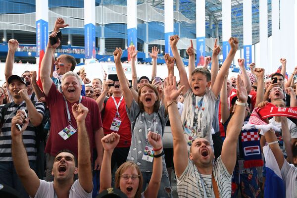 هواداران فوتبال پیروزی تیم روسیه در بازی با تیم اسپانیا راجشن گرفتند. - اسپوتنیک افغانستان  