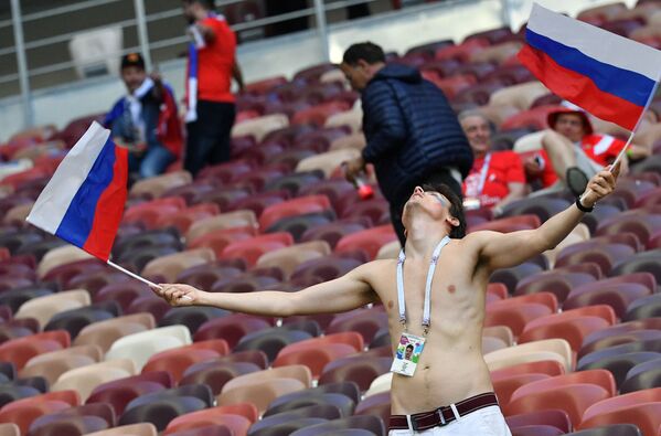 هواداران فوتبال پیروزی تیم روسیه در بازی با تیم اسپانیا در مسابقات جام جهانی 2018را جشن گرفتند. - اسپوتنیک افغانستان  