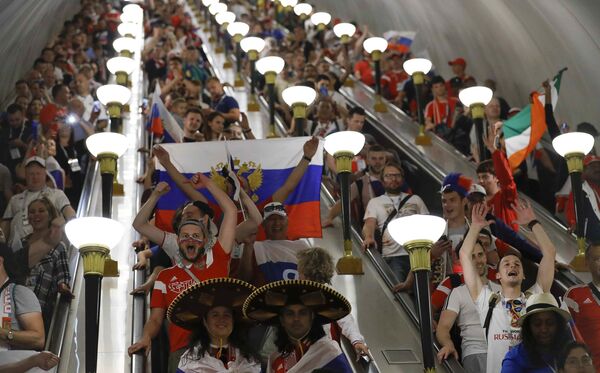 هواداران در مترو پیروزی تیم روسیه در بازی با تیم اسپانیا در مسابقات جام جهانی 2018را جشن گرفتند. - اسپوتنیک افغانستان  