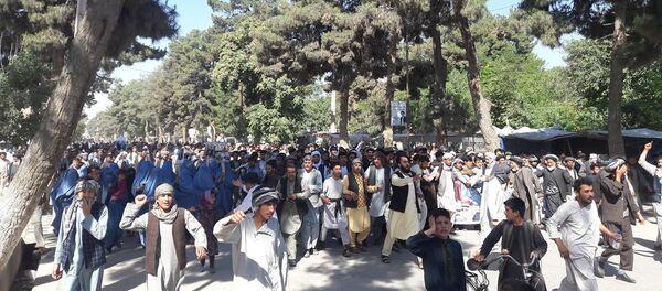 صدها باشنده میمنه در اعتراض بهبازداشت قیصاری بهسرکها ریختند صدها باشنده میمنه در اعتراض بهبازداشت قیصاری بهسرکها ریختند - اسپوتنیک افغانستان