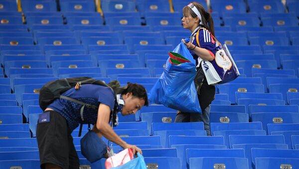 تمیز کاری تیم ملی جاپان پس از شکست مقابل  بلژیک + عکس - اسپوتنیک افغانستان  