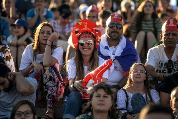 هواداران هنگام تماشای مسابقه میان تیم های آیسلند و اتریش در استادیوم والگاگراد - اسپوتنیک افغانستان  