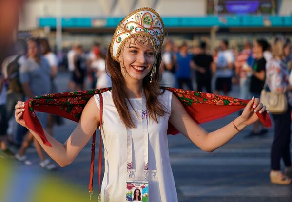 دختر زیبا روی روسی هوادار فوتبال در مسابقه آیسلند و کروویشیا - اسپوتنیک افغانستان  