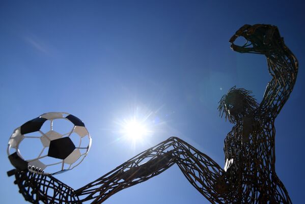 مجسمه چهار متر یک فوتبالیست  در کازان ساخته شده است ضایعات فلز - اسپوتنیک افغانستان  
