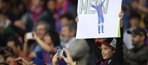 Юный болельщик с плакатом с изображнием форварда Барселоны Лионеля Месси перед матчем между Барселоной и Реал Мадридом в Барселоне Юный болельщик с плакатом с изображнием форварда Барселоны Лионеля Месси перед матчем между Барселоной и Реал Мадридом в Барселоне - اسپوتنیک افغانستان