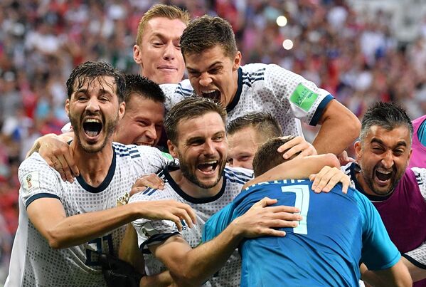 بازیکنان تیم ملی روسیه پس از پیروزی مقابل اسپانیا - اسپوتنیک افغانستان  