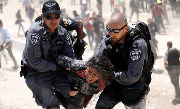 بازداشت یک دختر فلسطینی از سوی نیروهای امنیتی اسرائیل - اسپوتنیک افغانستان  