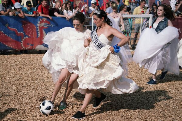 عروسان در حال بازی فوتبال -  جشنواره طرفداران فوتبال، شهر کازان، روسیه - اسپوتنیک افغانستان  