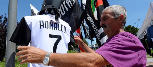 A vendor adjusts a Juventus' jerseys with the name of Cristiano Ronaldo exhibited in his shop in Turin, Italy July 7, 2018 A vendor adjusts a Juventus' jerseys with the name of Cristiano Ronaldo exhibited in his shop in Turin, Italy July 7, 2018 - اسپوتنیک افغانستان