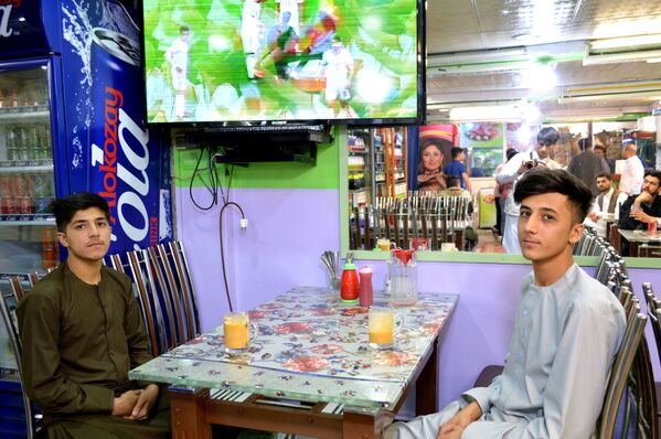 سید جمال، دانش‌آموز صنف هشتم مکتب در کابل است. او شبانه با دوستانش به یک رستورانت آمده تا بازی ایران – مراکش را تماشا کند. - اسپوتنیک افغانستان  