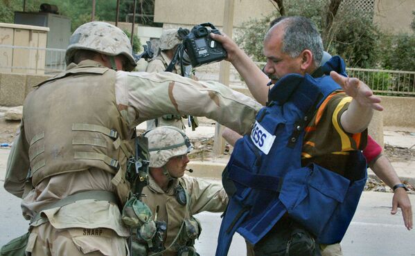 عساکر امریکایی در حال تلاشی عکاس آژانس خبری فرانس پرس - بغداد پایتخت عراق - اسپوتنیک افغانستان  