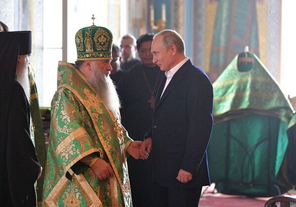 ولادیمیر پوتین، رئیس جمهور روسیه در حال بازدید از کلیسای در شهر سن پترزبورگ - اسپوتنیک افغانستان  