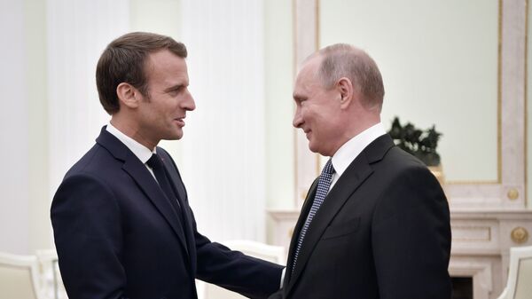 Президент Франции Эммануэль Макрон и президент России Владимир Путин во время встречи  - اسپوتنیک افغانستان  