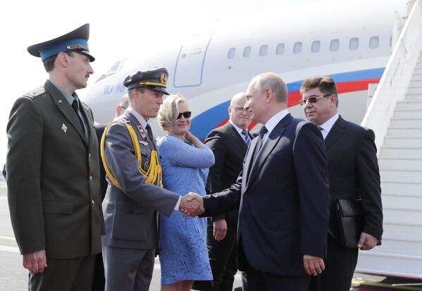 استقبال از ولادیمیر پوتین، رئیس جمهور روسیه در میدان هوایی هلسینکی توسط پاول کوزنتسوف، سفیر روسیه در فنلند - اسپوتنیک افغانستان  