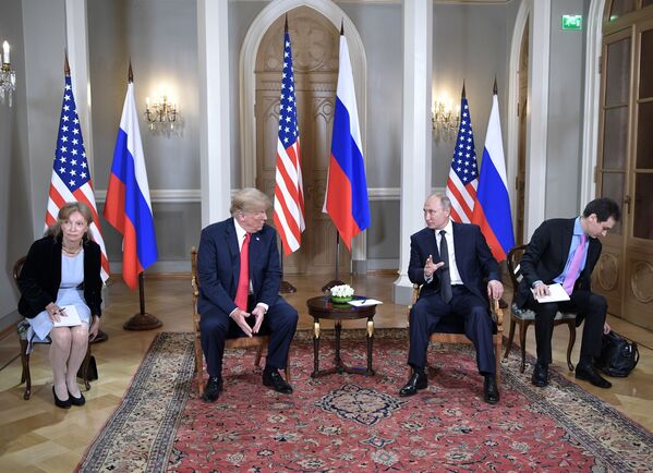 ولادیمیر پوتین، رئیس جمهور روسیه و دونالد ترامپ، رئیس جمهور امریکا در جریان دیدار در کاخ ریاست جمهوری در پایتخت فنلند - اسپوتنیک افغانستان  