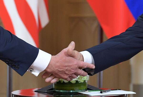 دست‌فشردن ولادیمیر پوتین، رئیس جمهور روسیه و دونالد ترامپ، رئیس جمهور امریکا در جریان دیدار در کاخ ریاست جمهوری در پایتخت فنلند - اسپوتنیک افغانستان  