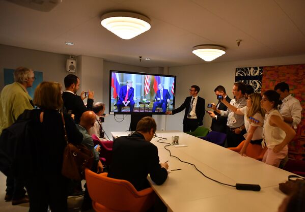 خبرنگاران در حال تماشای نشرات زنده دیدار روسای جمهور روسیه و امریکا در هلسینکی - اسپوتنیک افغانستان  
