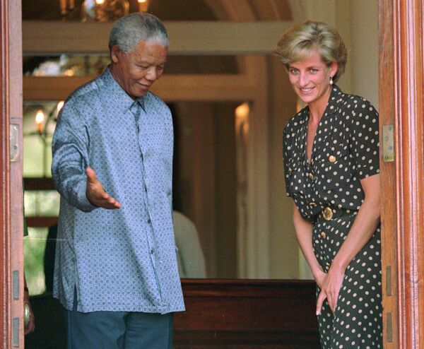 نسلون ماندلا، رئیس جمهور آفریقای جنوبی با شاهزاده دایانا سال 1997 - اسپوتنیک افغانستان  
