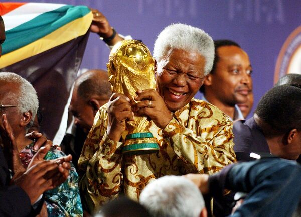 نلسون ماندلا، رئیس جمهور سابق آفریقای جنوبی، با جام جام جهانی در زوریخ، سال 2004 - اسپوتنیک افغانستان  