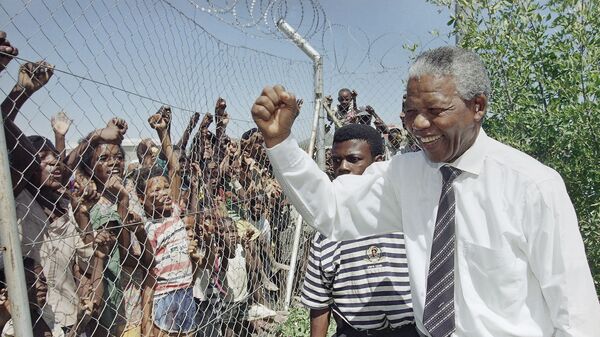 Президент Африканского национального конгресса Нельсон Мандела приветствует своих сторонников во время предвыборной президентской кампании, 1994 год - اسپوتنیک افغانستان  