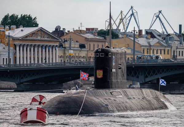 زیردریایی دیزلی و برقی دیمیتروف در حوضه آب نوا در شهر سنت پترزبورگ - اسپوتنیک افغانستان  