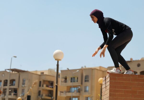 زنی در حال تمرین پارکور در اطراف قاهره - اسپوتنیک افغانستان  