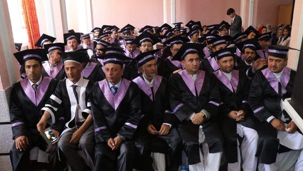 ۶۱ دانشجو از بخش شبانه زبان و ادبیات فارسی دری دانشگاه بدخشان فارغ شدند - اسپوتنیک افغانستان  