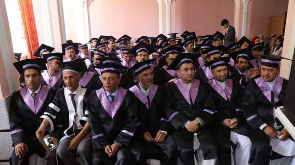 ۶۱ دانشجو از بخش شبانه زبان و ادبیات فارسی دری دانشگاه بدخشان فارغ شدند - اسپوتنیک افغانستان  