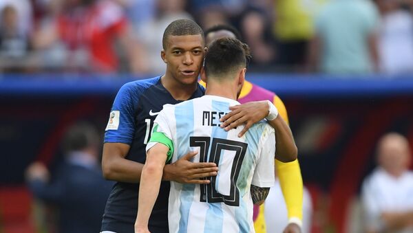 France's Kylian Mbappe, left, comforts Argentina's Lionel Messi after France's 4:3 victory in the World Cup Round of 16 soccer match between France and Argentina, at the Kazan Arena, in Kazan, Russia, June 30, 2018 - اسپوتنیک افغانستان  