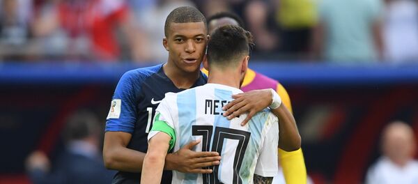 France's Kylian Mbappe, left, comforts Argentina's Lionel Messi after France's 4:3 victory in the World Cup Round of 16 soccer match between France and Argentina, at the Kazan Arena, in Kazan, Russia, June 30, 2018 - اسپوتنیک افغانستان  