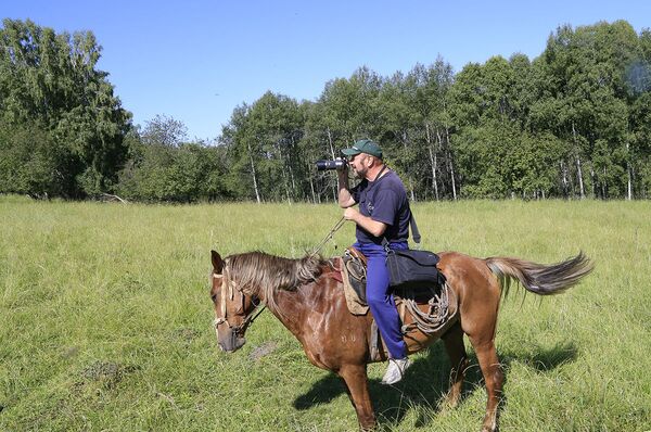عکاس ویکتور با دوربین سوار اسب، در قزاقستان - اسپوتنیک افغانستان  