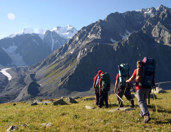 گردشگران در حال رفتن به سوی کوه بلوخا در شرق قزاقستان - اسپوتنیک افغانستان  