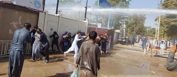 نگاره های از بستن مکتب افغان-ترک و برخورد پولیس با معترضان در جوزجان - اسپوتنیک افغانستان  