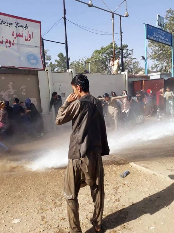 نگاره های از بستن مکتب افغان-ترک و برخورد پولیس با معترضان در جوزجان - اسپوتنیک افغانستان  