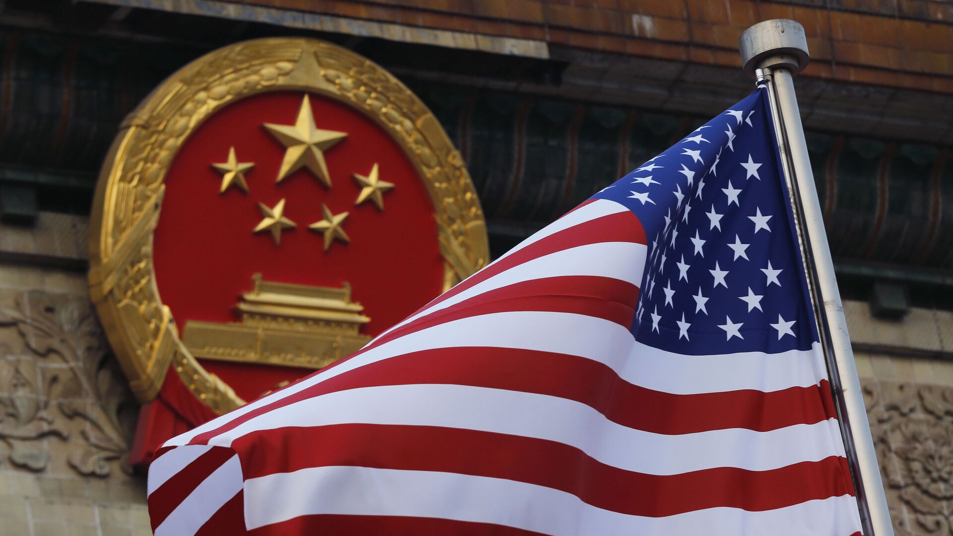 Флаг США на фоне эмблемы Китая в Пекине. Архивное фото - اسپوتنیک افغانستان  , 1920, 14.04.2021