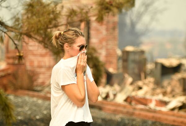 دختری که خانه خود را از دست داده در جریان آتش‌سوزی در ایالت کالیفرنیا. - اسپوتنیک افغانستان  