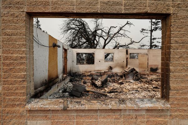خانه سوخته در جریان آتش‌سوزی جنگل در کالیفرنیا. - اسپوتنیک افغانستان  