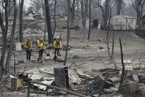 کارمندانی آتش‌نشانی در جریان آتش‌سوزی جنگل در کالیفرنیا. - اسپوتنیک افغانستان  