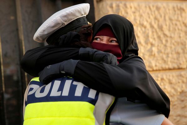 زن معترض در آغوش پولیس - کپنهاگ، دنمارک - اسپوتنیک افغانستان  