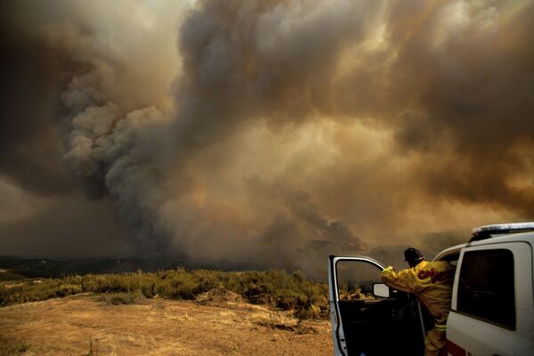 Начальник калифорнийской пожарной части координирует тушение лесных пожаров с вертолетов в районе Лейкпорта, США - اسپوتنیک افغانستان  