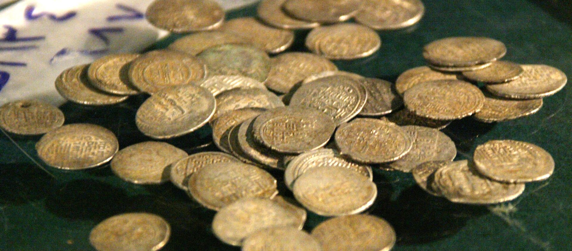 در کوه های اطراف تهران یک چوپانی افغانستانی 27 سکه طلا پیدا کرد - اسپوتنیک افغانستان  , 1920, 05.08.2018