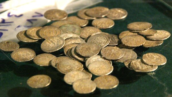 در کوه های اطراف تهران یک چوپانی افغانستانی 27 سکه طلا پیدا کرد - اسپوتنیک افغانستان  